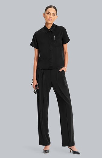 Women’s Cropped Button-Up Scrub Top Women’s Cropped Button-Up Scrub Top